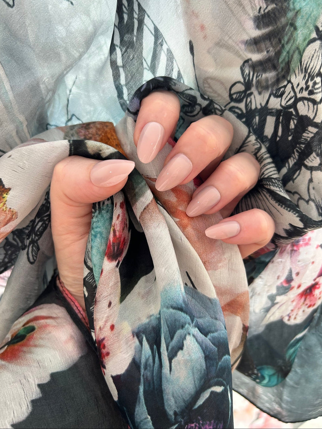 Ballet Babe Press-On Nails (medium almond)