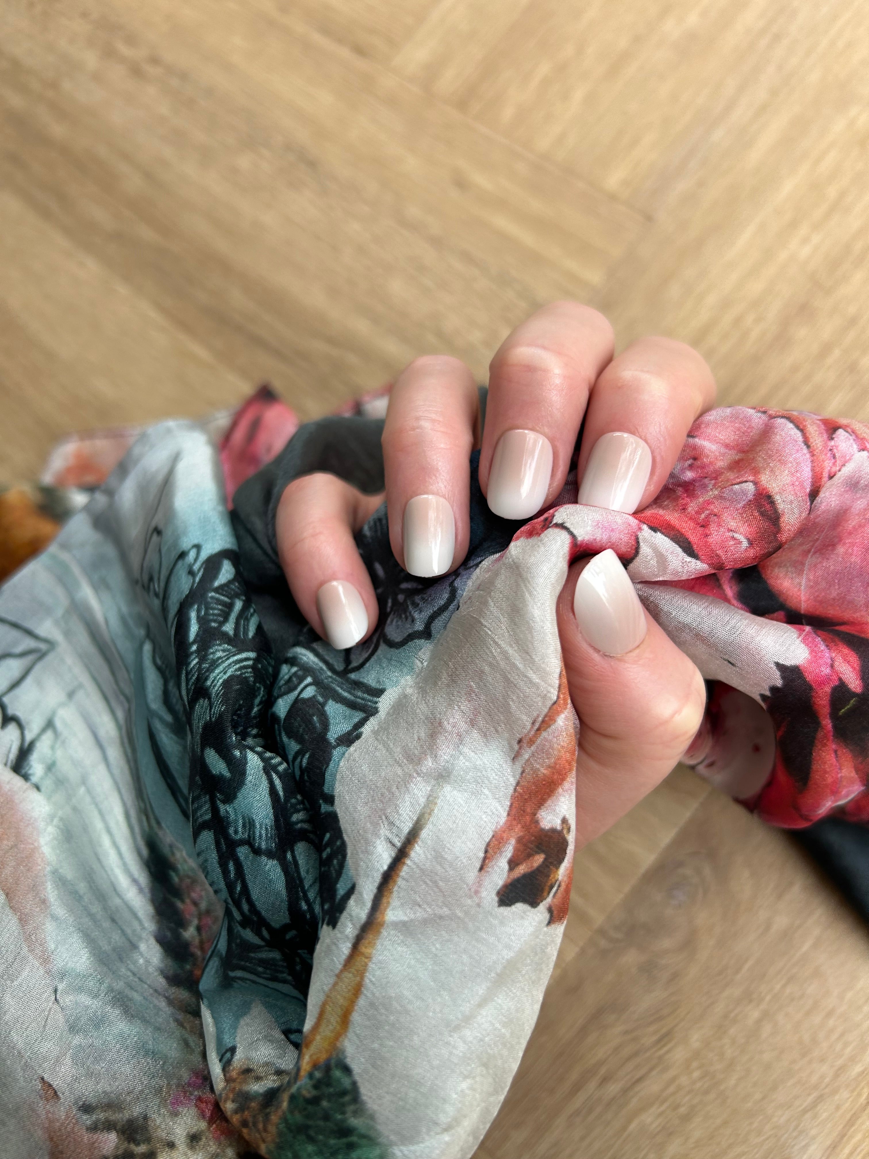 French Kiss Ombre Press-On Nails (short oval)