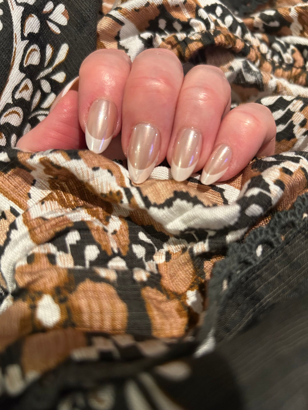 French Pearl Press-On Nails (medium almond)